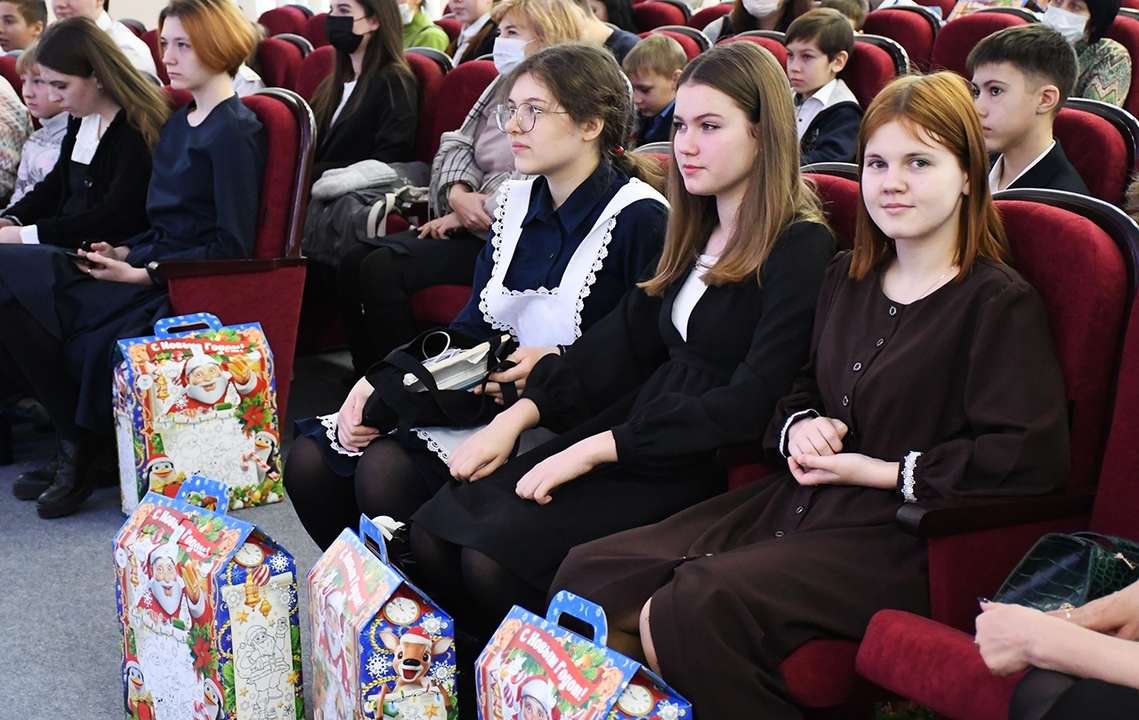 Новогодние подарки для школьников от губернатора