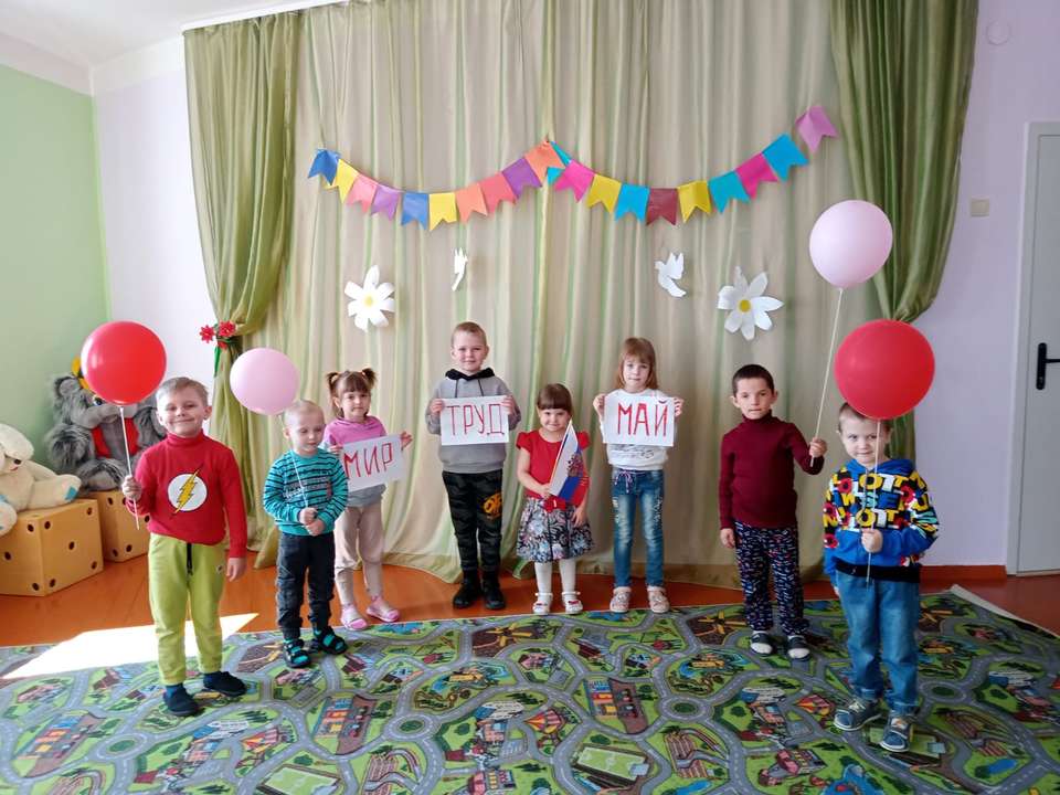 Садики алексеевка. Праздник в садике. Дети в детском саду. Первомай в детском саду.