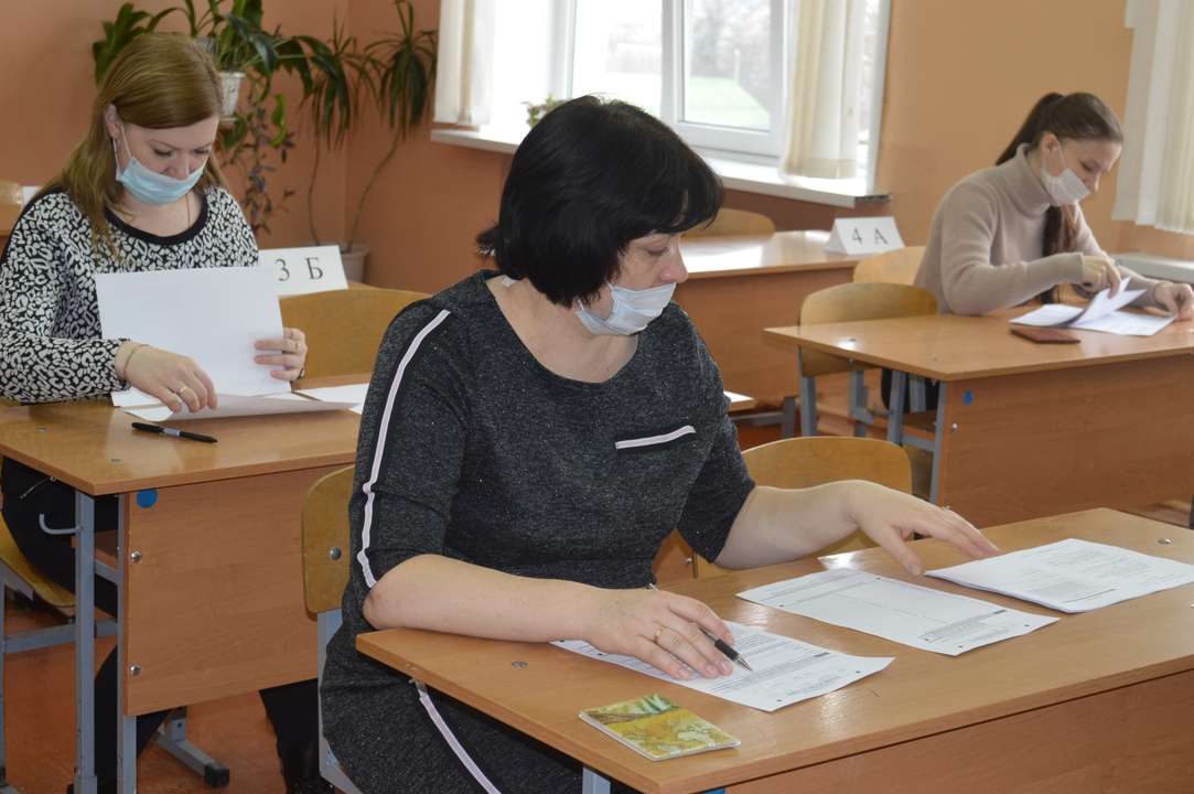 математическая школа. выпускники сдали егэ по математике. экзамен в школе. экзамен егэ. 100 баллов егэ по русскому фото.