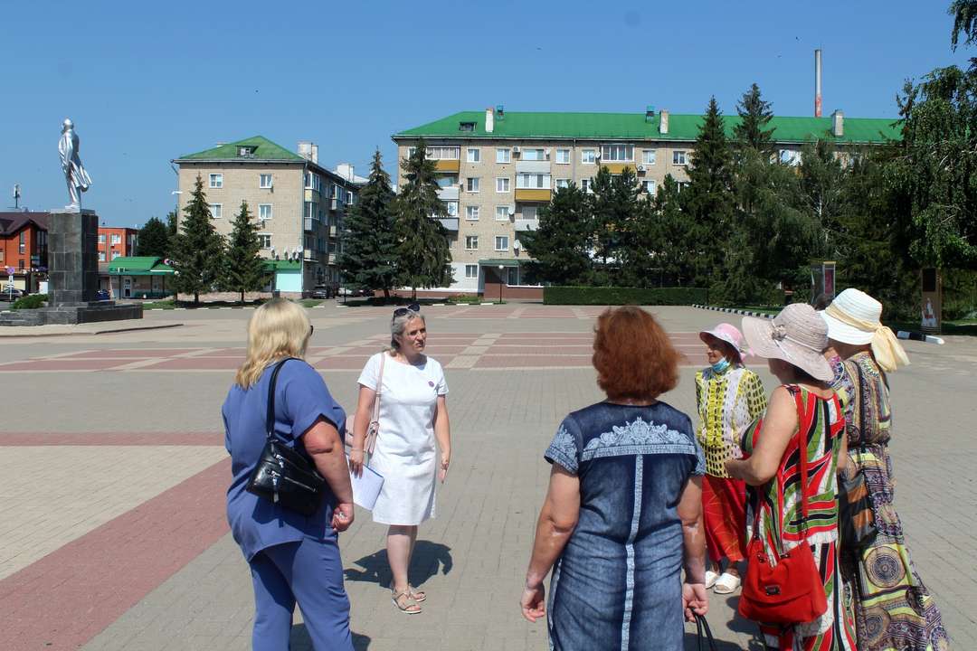 Памятник Кириленко Алексеевка Белгородская область. Прогулка по городу Алексеевке. Кириленко в городе Алексеевка. Памятник Кириленко в Алексеевке.