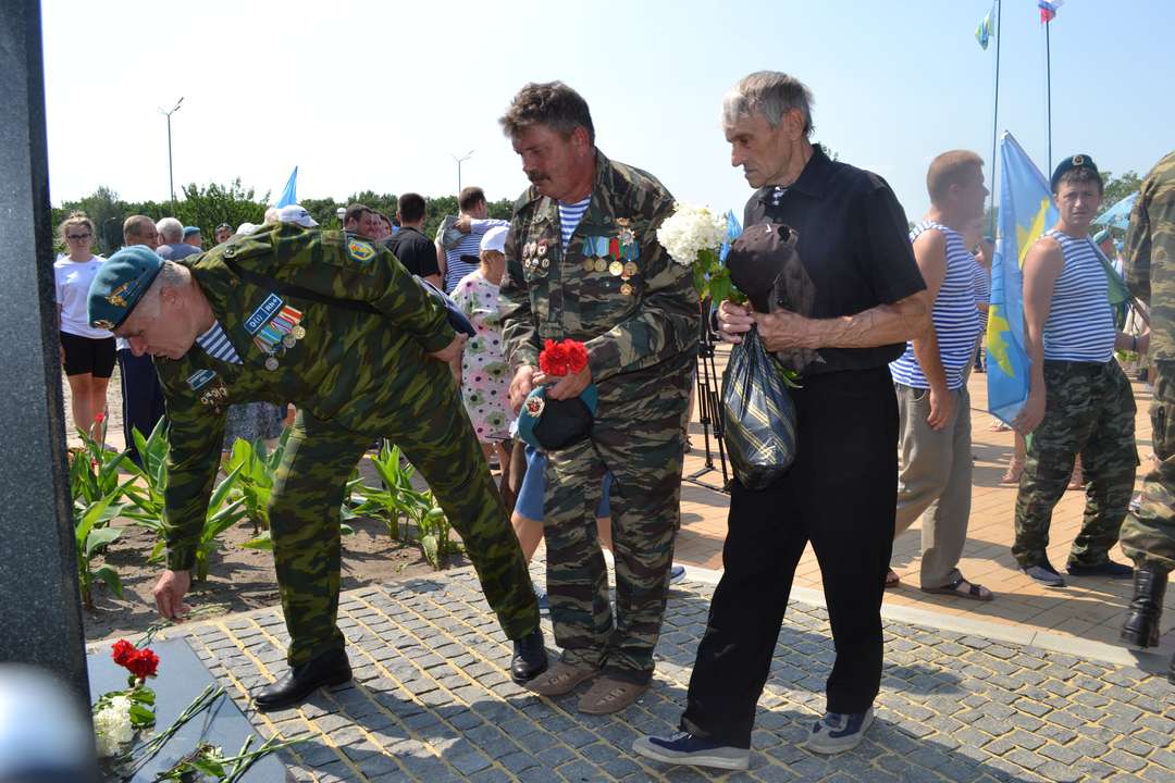 Белгород десантники. Сквер ВДВ старый Оскол. Парк ВДВ старый Оскол. Старый Оскол клуб ВДВ.