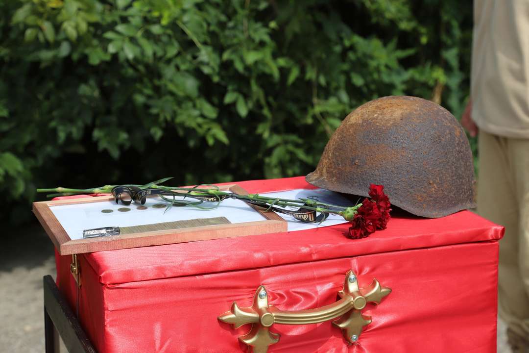 Можно ли перезахоронить человека. Розы в помойке. Захоронение урны в могилу. Крематорий урна с прахом. Деревянная урна под прах.