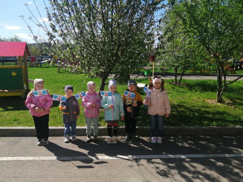 Садики алексеевка. Первомай в детском саду. Праздник в садике. Дети в детском саду.