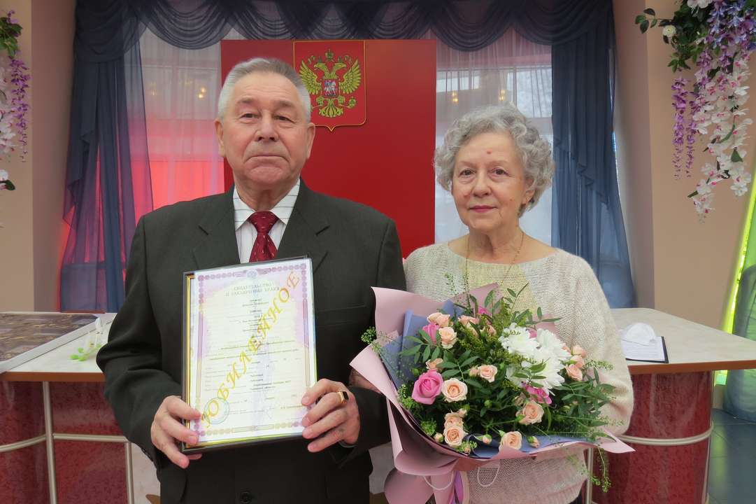 Пожилые юбиляры совместной жизни. Семьи юбиляры. Чествование юбиляров семейных пар. Загс калуга. Чествование юбилейных пар.