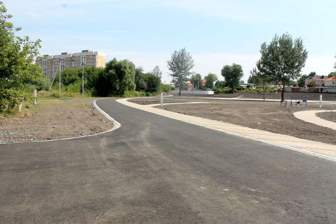 Городское озеленение белгорода. Озеленение белгород. Комсомольский сквер белгород. Белгород благоустройство. Белгород дворы.