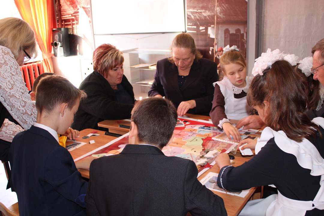 опк в школе. языки россии. школьники на уроке истории. школьник и дошкольник. дети на уроке орксэ.