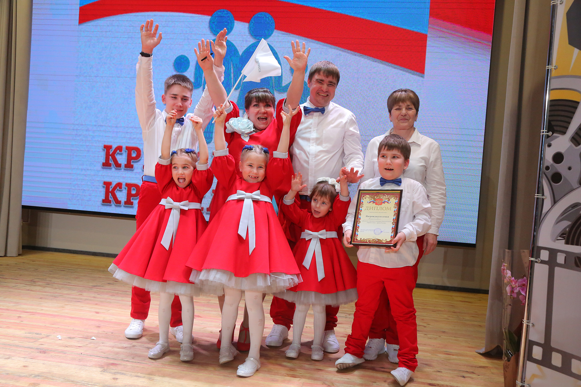 Российская семья. Многодетная семья гафаровых старый оскол. Многодетная мама. Семья двое детей. Многодетные семьи старого оскола.