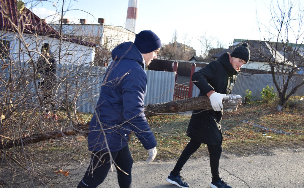 Участок ветеранам. Ветеран живет рядом патриотическая акция с участием волонтеров. Ветеран живет рядом акция с участием волонтеров. Дети помогают ветеранам Белгородская область.