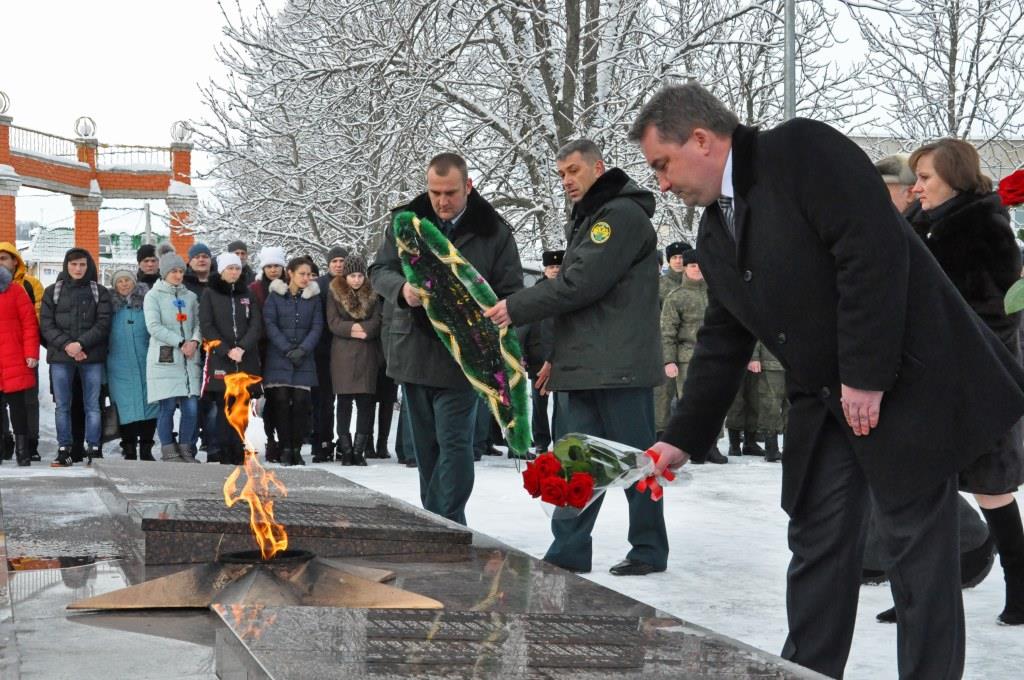 Ровеньки белгородская область погода на неделю. Аллея славы Ровеньки Белгородская область. Аллея славы Ровеньки. Вечный огонь в Ровеньках.