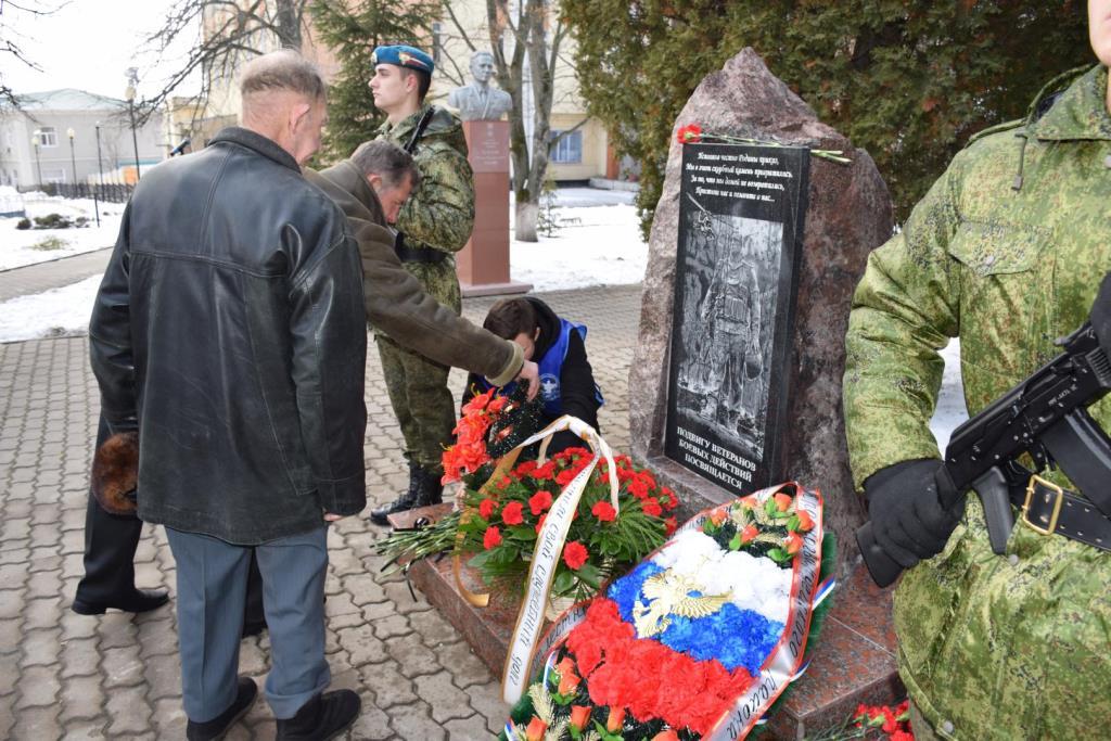 Памятник ветеранам боевых. Памятник ветеранам боевых действий. Памятник участникам боевых действий. Нижний Ингаш памятник ветеранам боевых действий. Памятник ветеранам боевых действий в Москве.