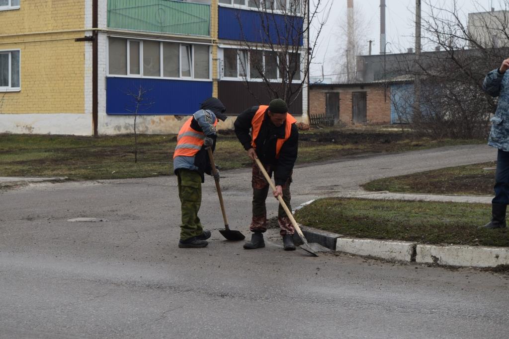 Погода в красногвардейском. Уборщик улиц. Красногвардейский район. Уборка улиц фото. Сотрудники по уборке.