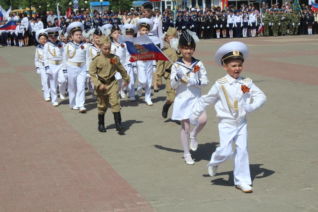 День победы детский сценарий. Дети маршируют на параде. Дети на параде 9 мая. Костюм на парад 9 мая. Парад юнармейских отрядов.